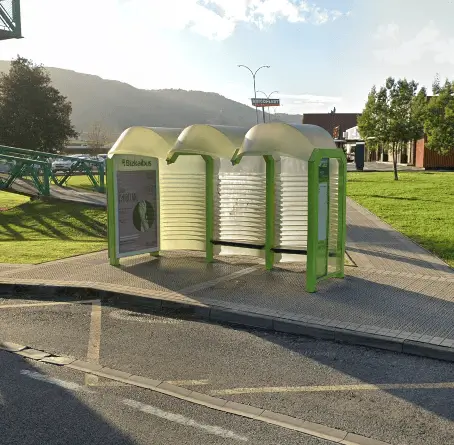 Marquesina publicitaria en la calle que da al hipermercado Carrefour de Sestao, en el límite con Barakaldo